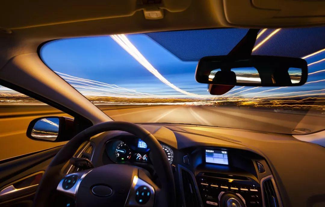 同一个时间段里，两件看起来不相关的事同时发生了。
谷歌花320亿买下云安全公司W