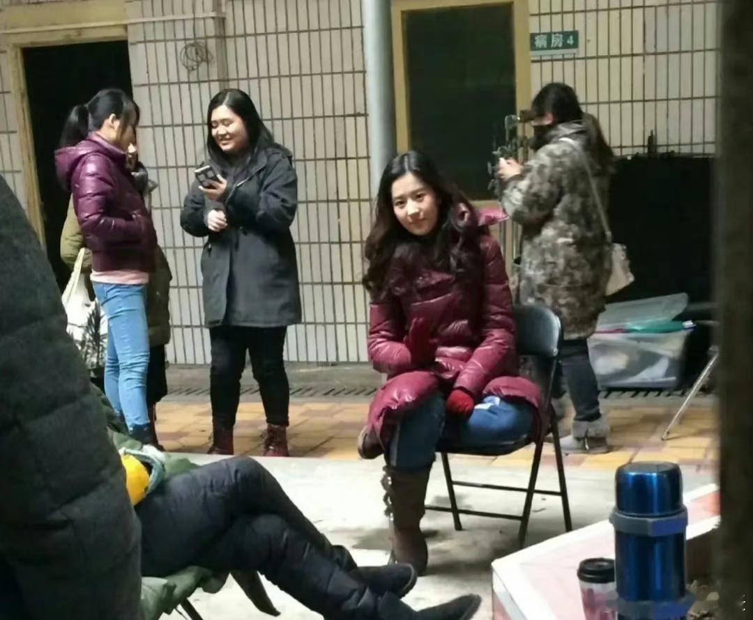 难怪大家都知道刘亦菲裙下跷二郎腿，原来这是她的习惯，怎么舒服怎么来[哈哈] ​​