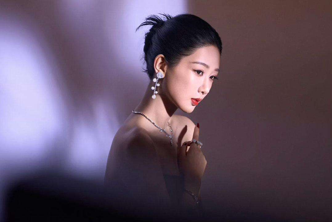 杨紫玉兰花开君再来 yz杨紫董竹君 日子平淡，但和你一起，就闪着细碎的光。 ［y