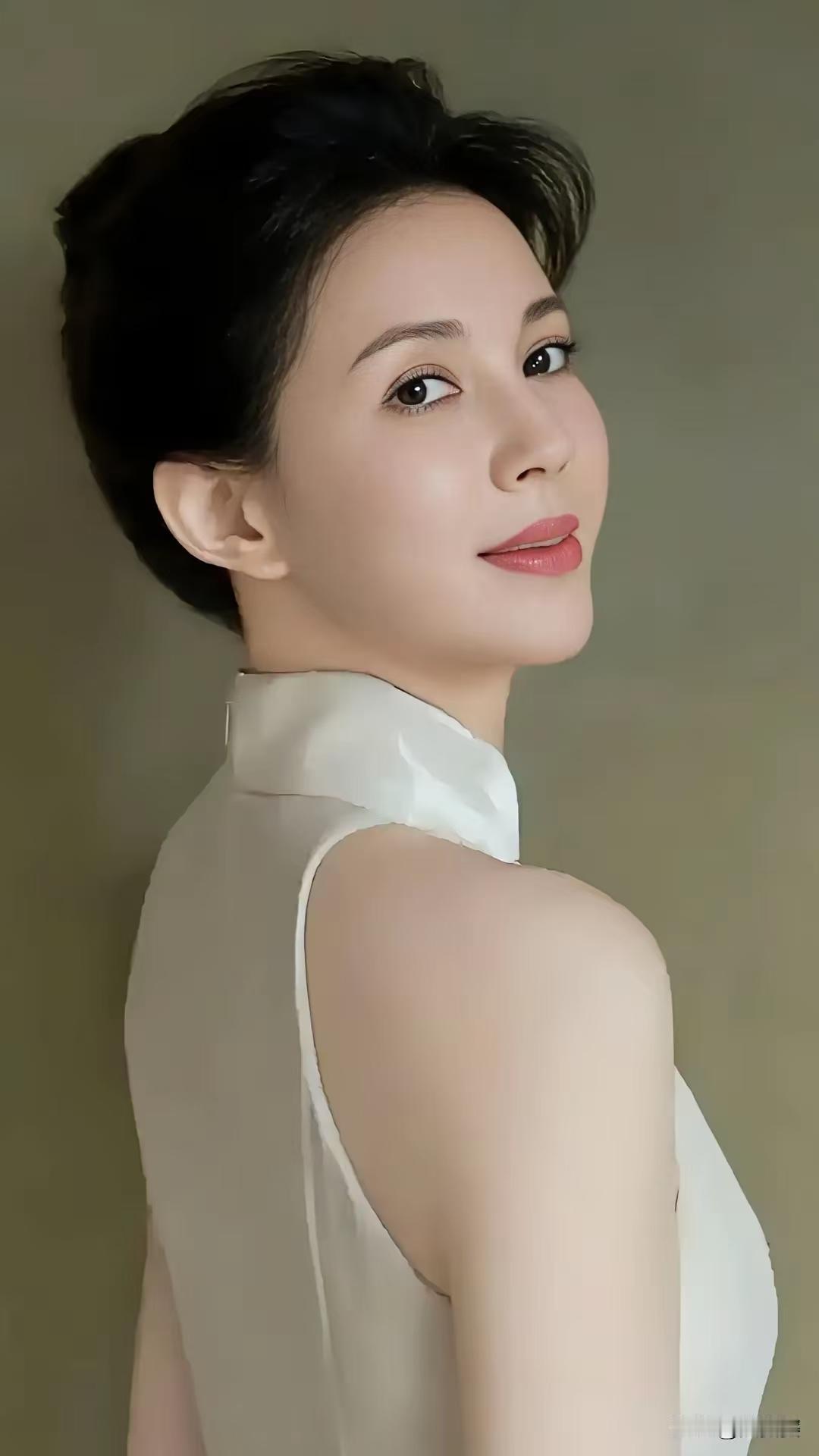 古风穿搭
黑白交融雅韵彰，
复古穿搭意悠长。
身姿尽显矜持有，
气质如兰岁月藏。