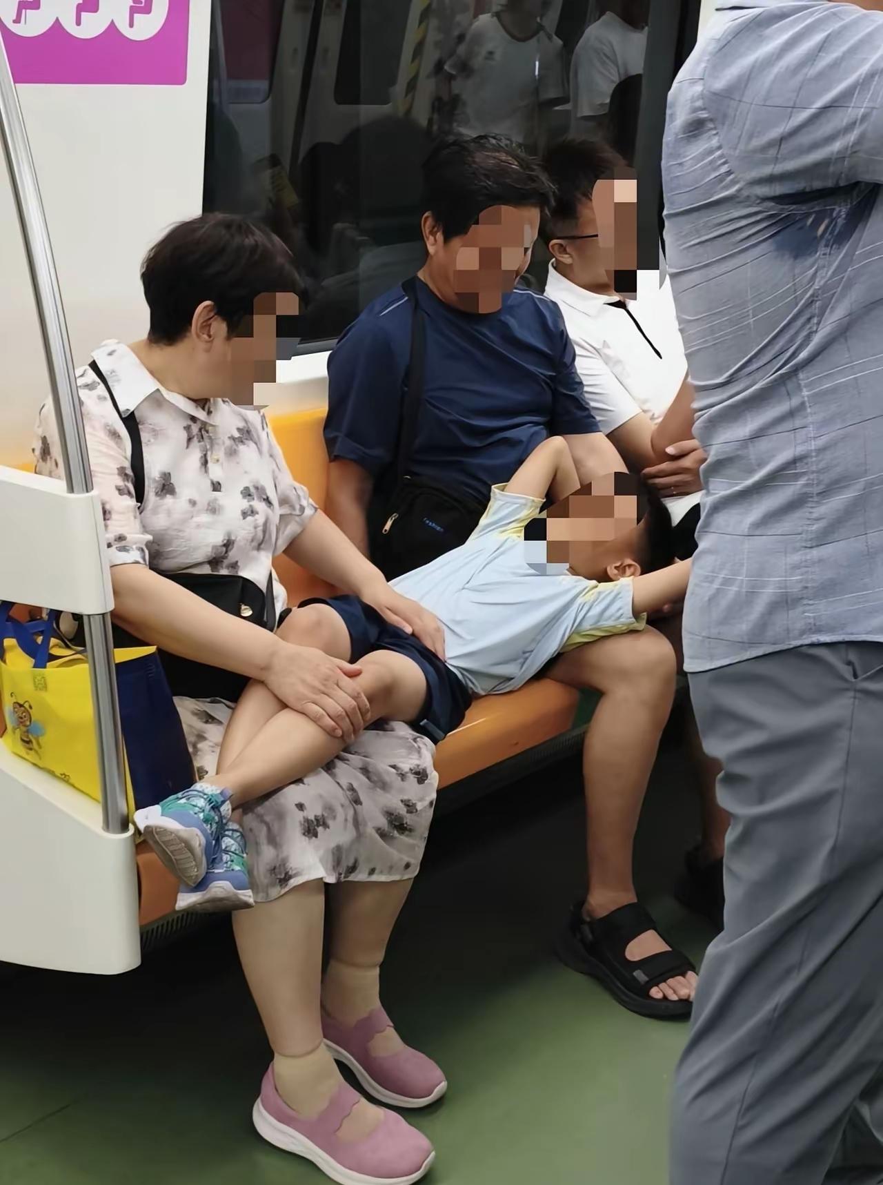 地铁4号线上，爷爷奶奶带着孙子玩了一天，正乘坐地铁回家，地铁一路上摇摇晃晃，孩子