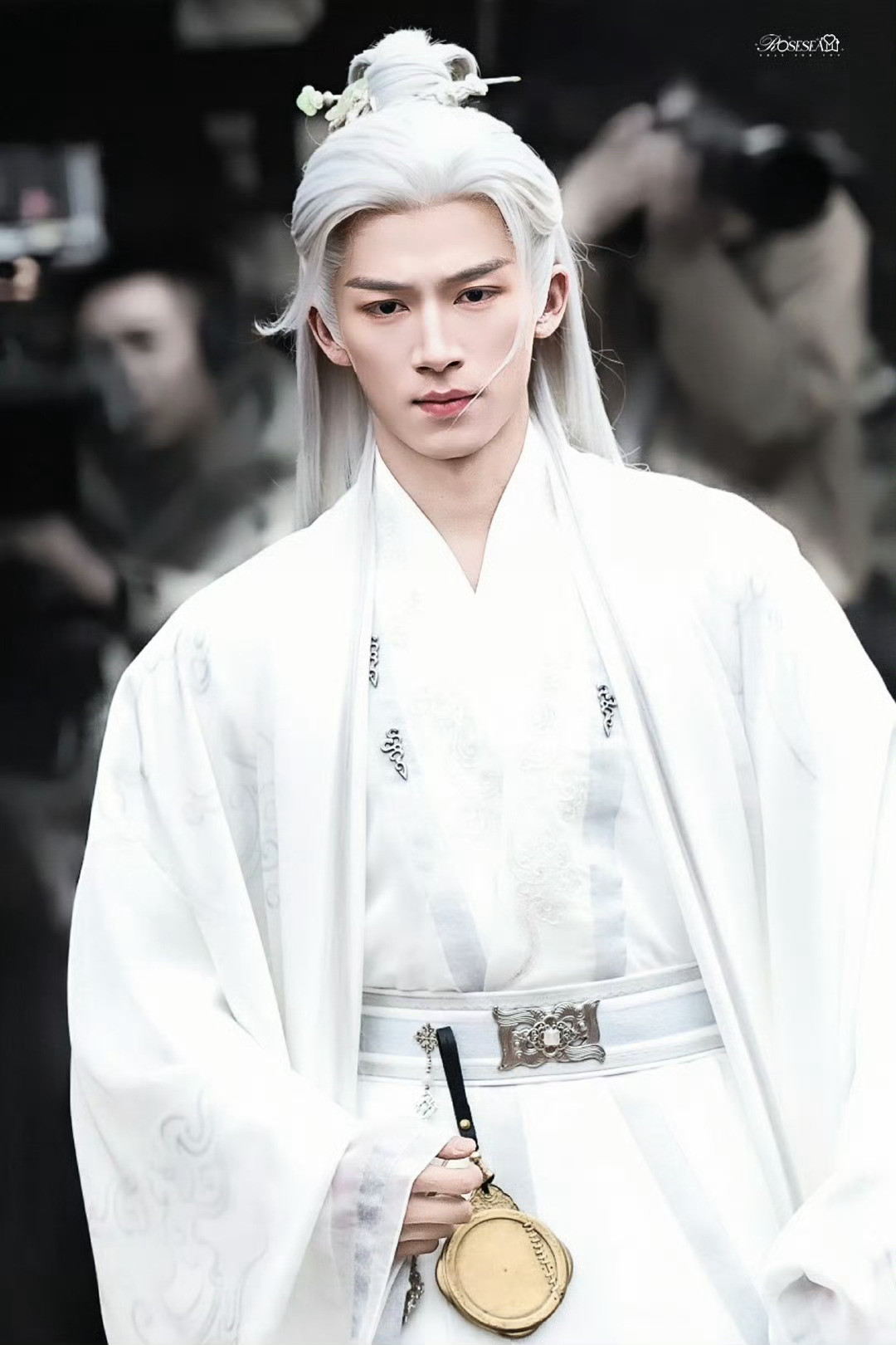 王星越 白发仙君 王星越《唐宫奇案之青雾风鸣》白发造型路透，扑面而来的仙气，飘逸