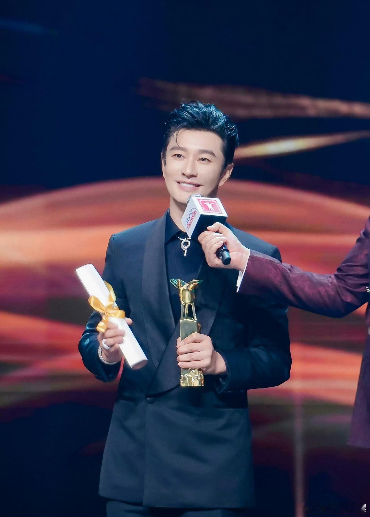 #黄晓明新片入围东京电影节#恭喜晓明！《阳光俱乐部》中他演技超棒，颠覆形象，憨傻