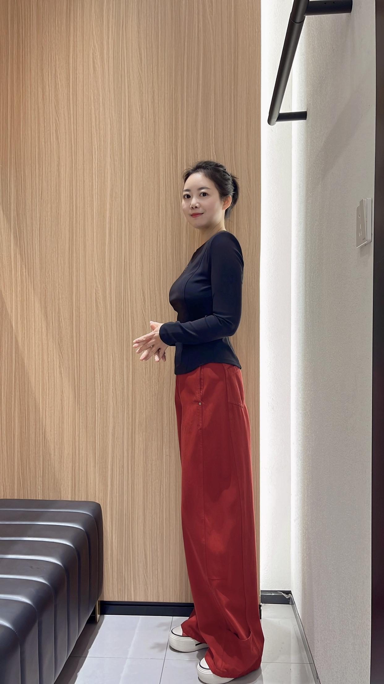 什么样的穿搭可以成为气质女神?时尚穿搭指南：黑色上衣+红色阔腿裤，轻松打造都市风