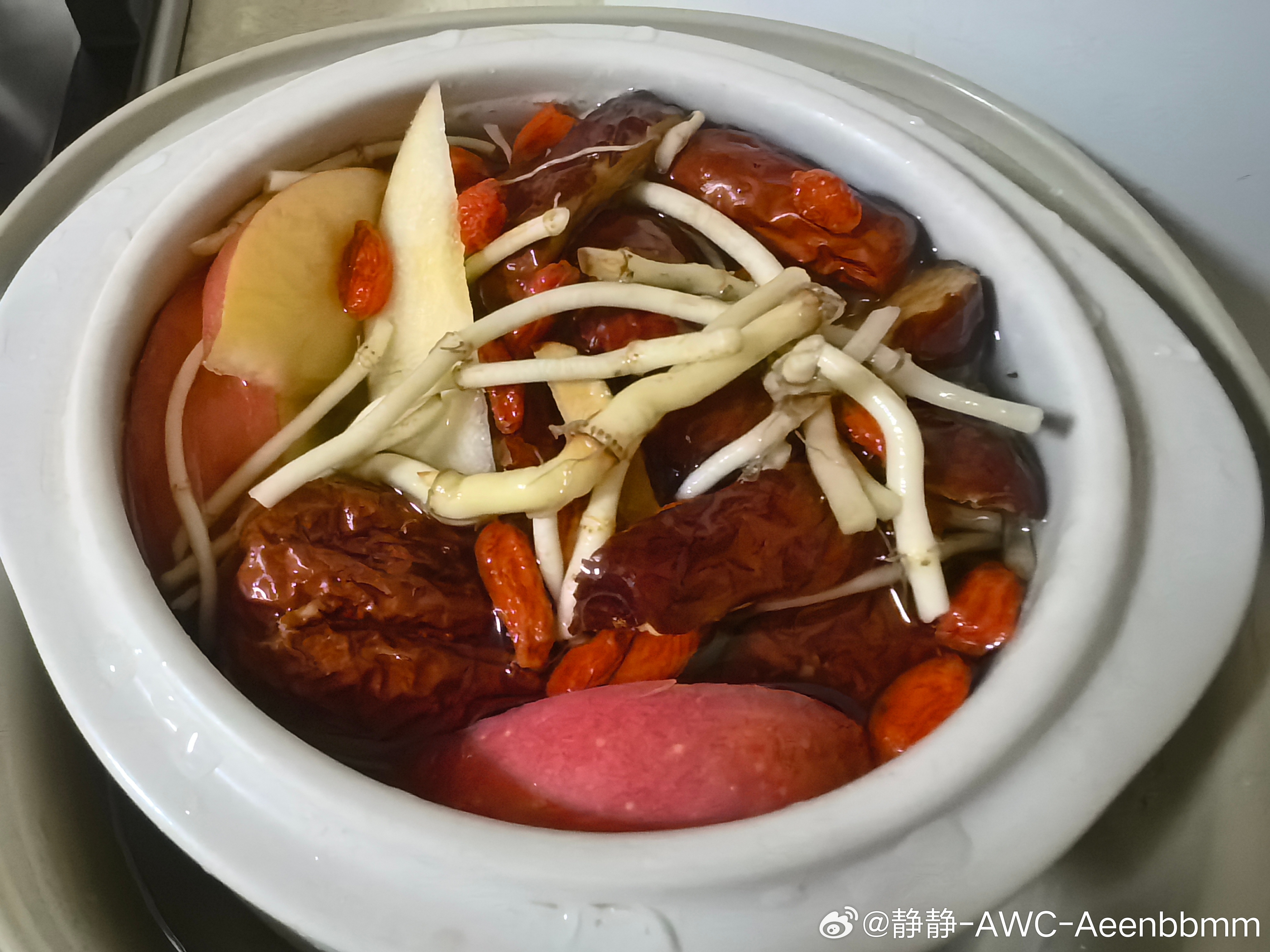 炖苹果鱼腥草红枣枸杞水为明天的早餐做准备春天容易上火、嗓子干痒，鱼腥草主打清热、