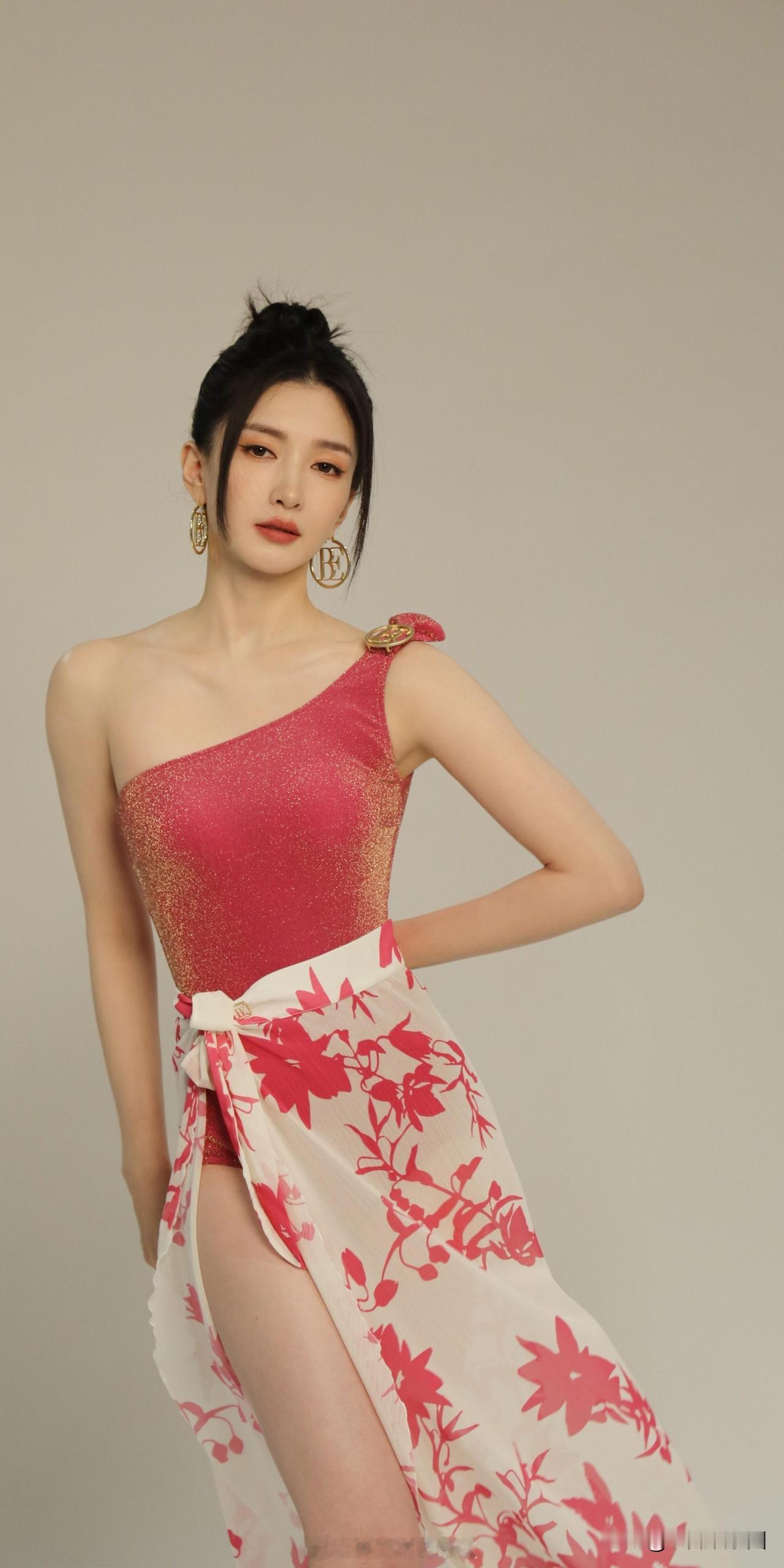 江疏影，火龙果配色