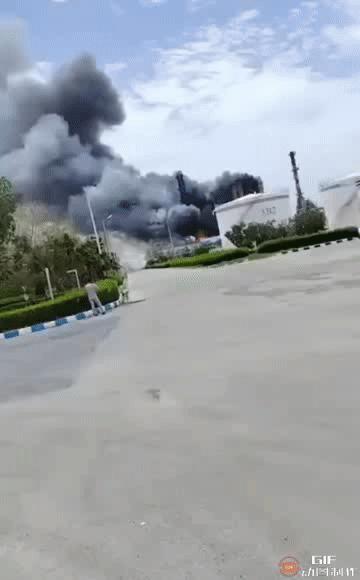 伊朗拉万炼油厂遭遇空袭 ，据消息人士透露，阿联酋于4月8日早上出动幻影2000和