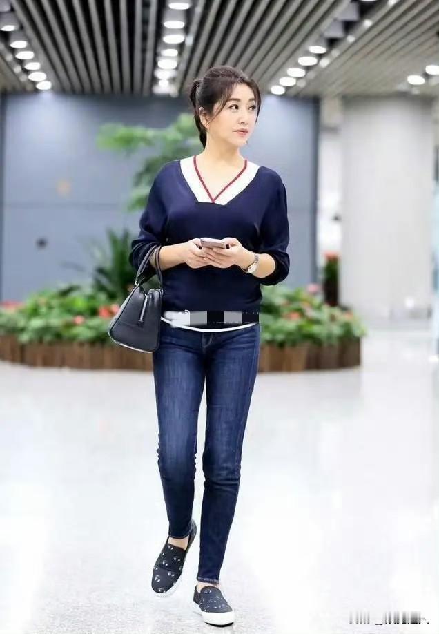 57岁江珊太会换风格了！穿针织衫配牛仔裤，直接减龄20岁，浑身清爽利落，一点大妈