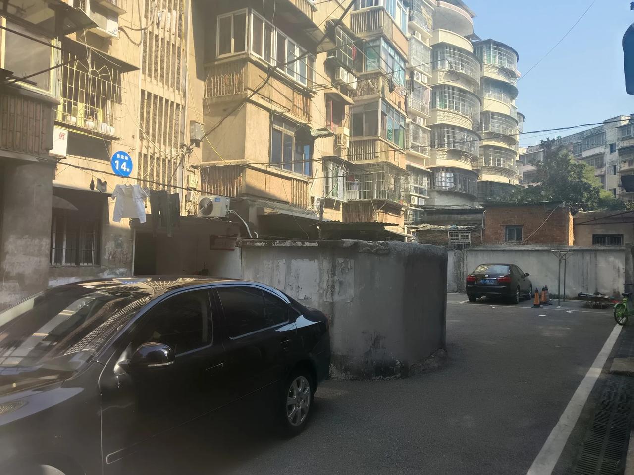 博博拍摄，湘潭板塘铺晏家塘的老居民小区，这里还能看以前工厂时代的居住宿舍，现在，