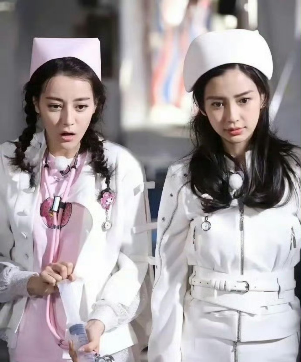 说实话，杨颖从来没丑过，热巴就一般了 