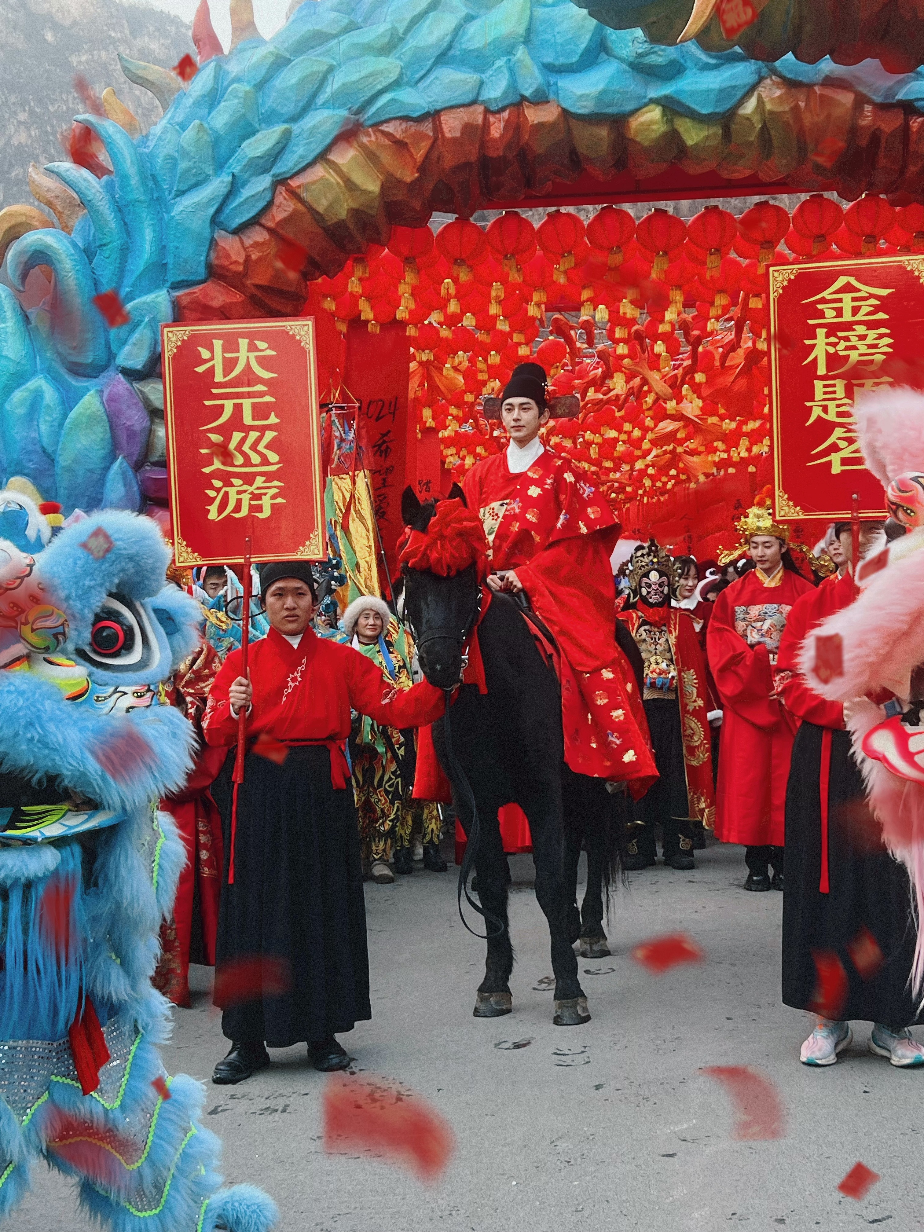 #锦绣中国年# 福禄寿喜财神驾到，祝愿大家财旺福旺运道旺鲜衣怒马状元郎巡游送福，