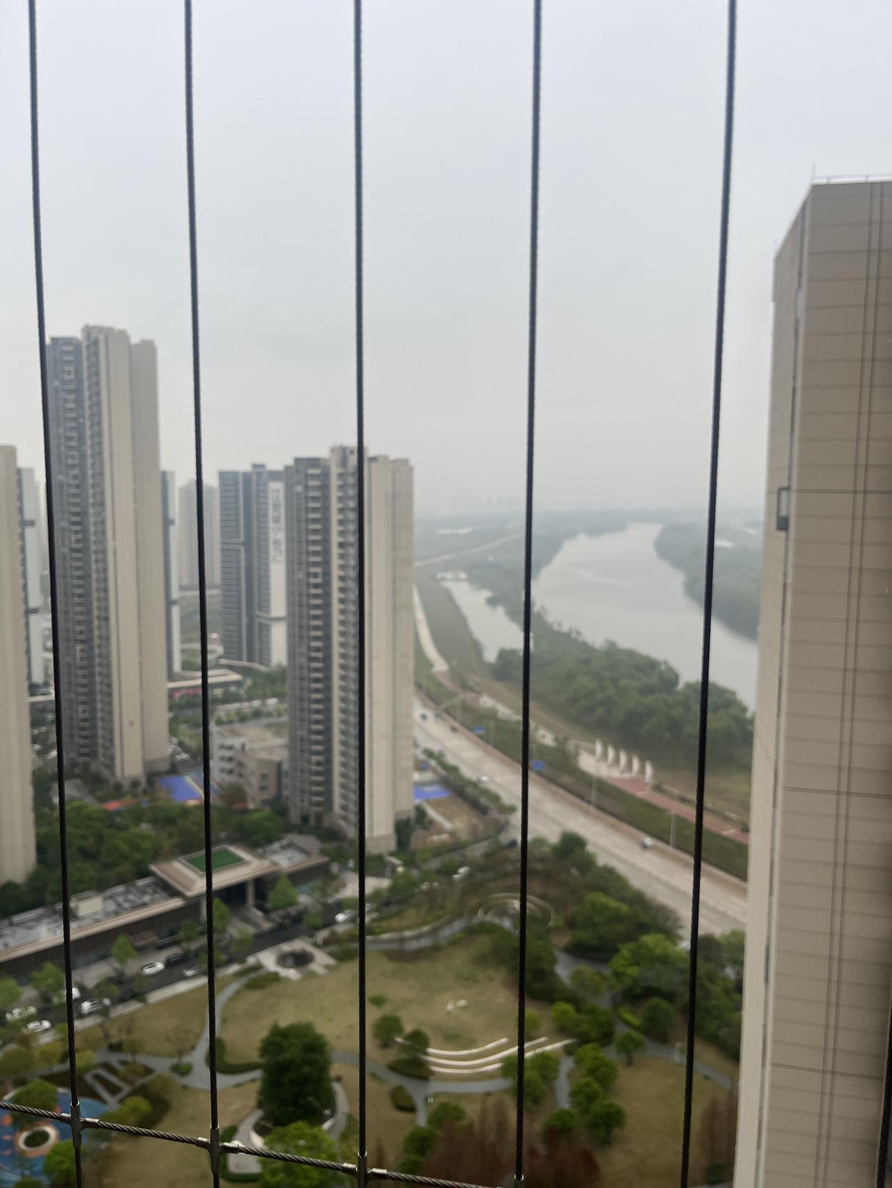 窗外的江水仿佛一直流进了灰蒙蒙的天边一样，然后化作春雨重新滋润这边大地～阴天也有