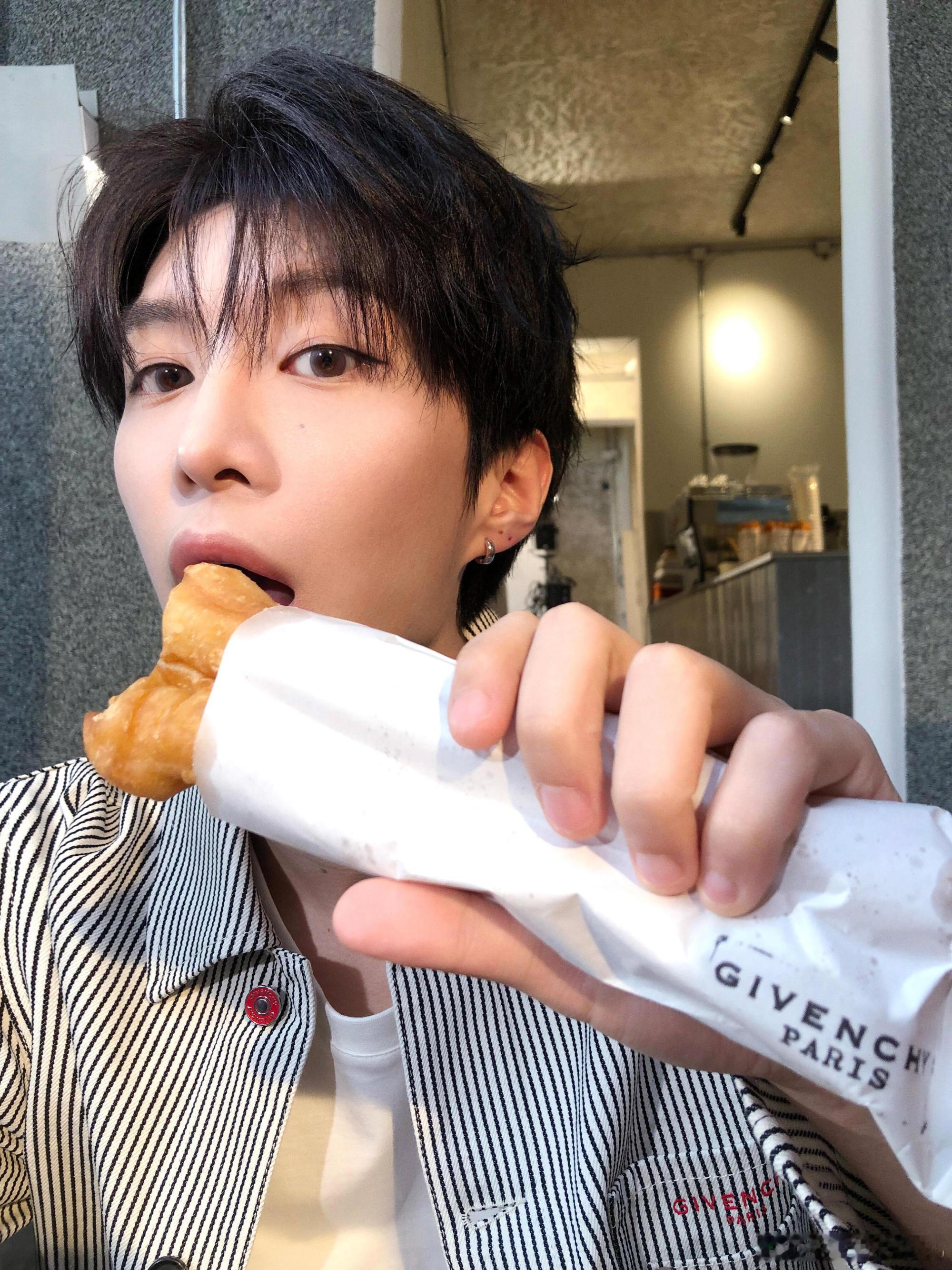 范丞丞[太阳]康师傅饮品加康加年味代言人范丞丞  2026.5.29上班卡