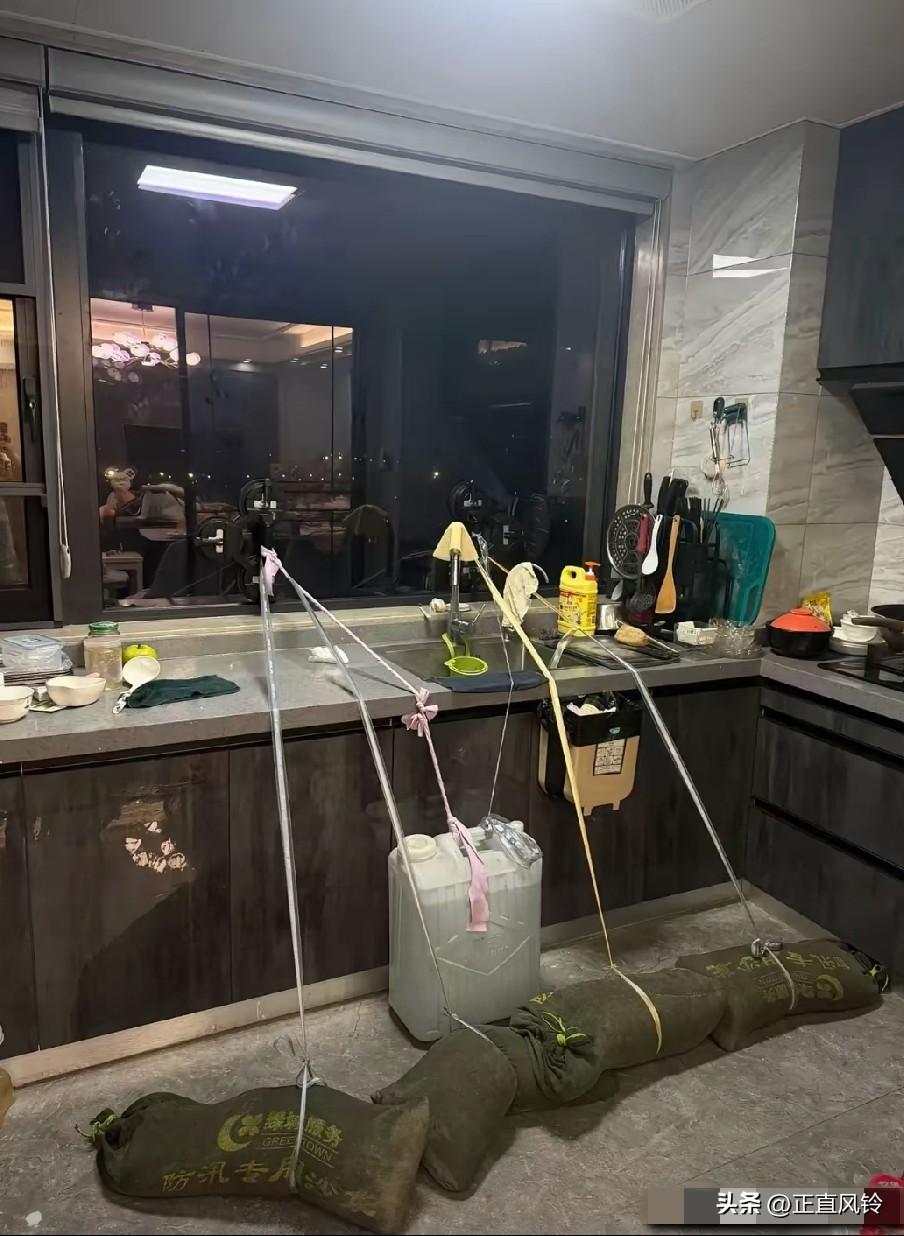 浙江人睡不着起来抗台了?
这意思是往里拉吗？现在都是双层玻璃，这样做没什么意义，