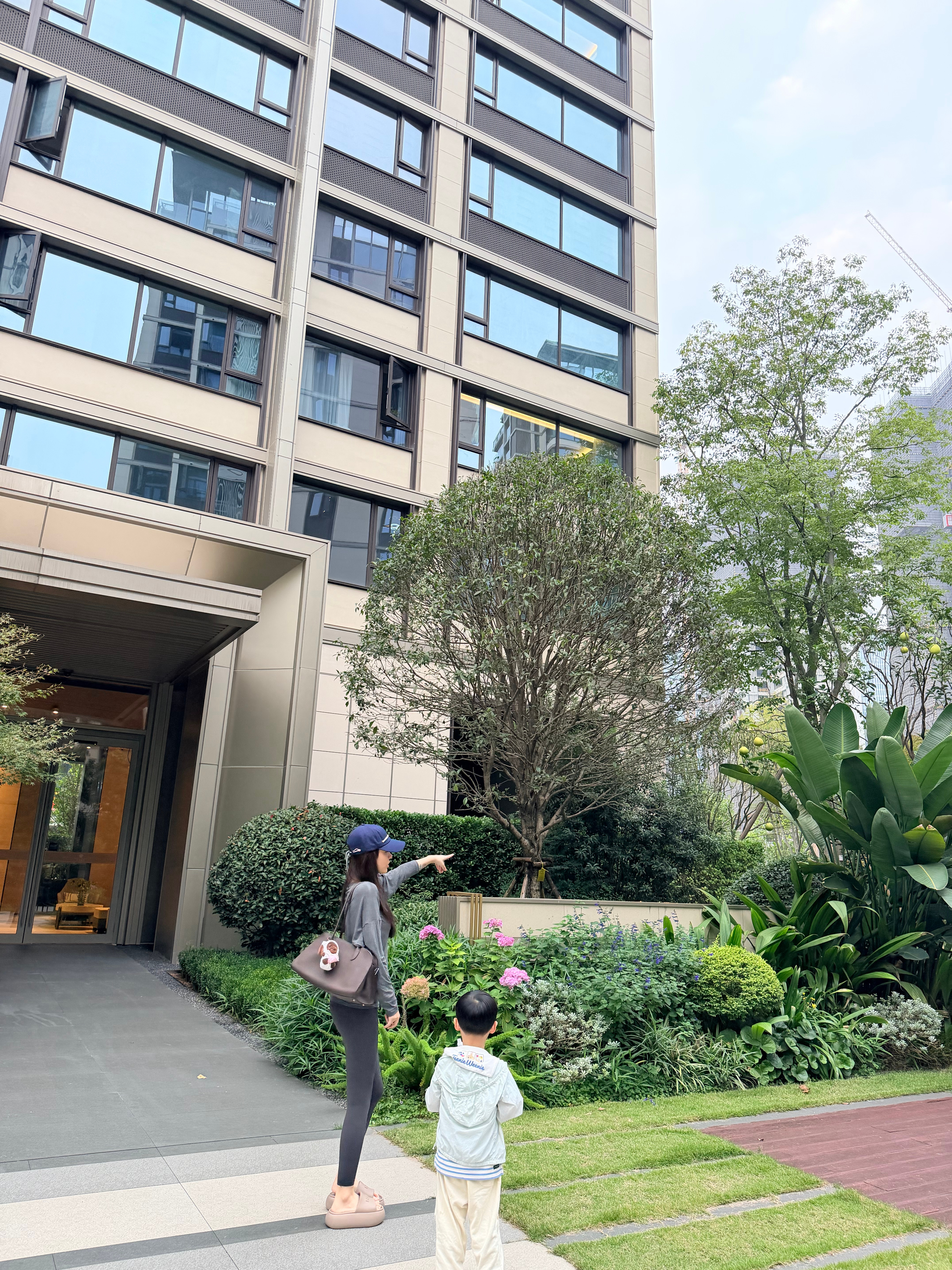 学校门口一个贩卖机 哭着闹着让我买 买完其他小孩看着了 不给买的哭一片我非常之尴