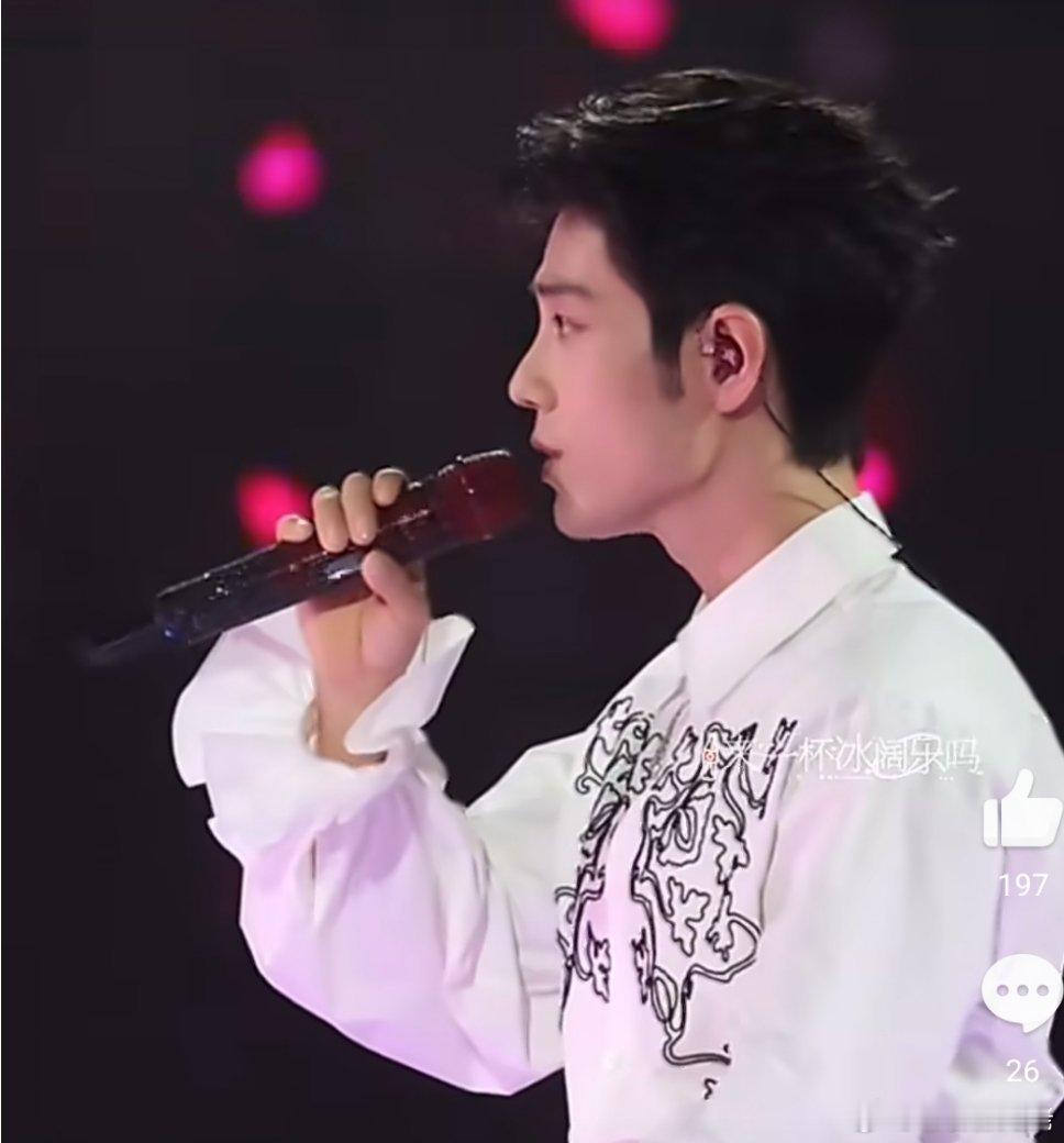 发现肖战拿的话筒是不是也是跨年的话筒，演唱会真的要来咯，一直在准备啊