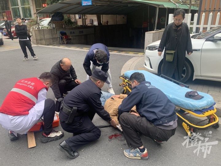 凤起路桥南侧，三盏路灯不亮了；青枫墅园林语阁二次供水设施改造工程何时完成？下羊线弄33号过道处，这辆