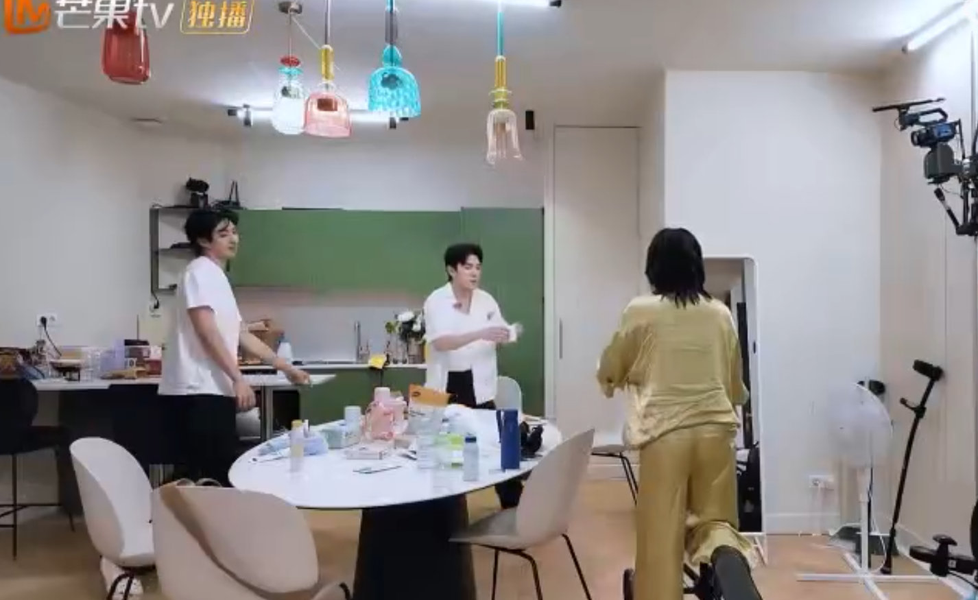 李佳琦[超话]李佳琦睡前给尚雯婕倒牛奶李佳琦也太会照顾人了吧！睡前牛奶都提前给尚