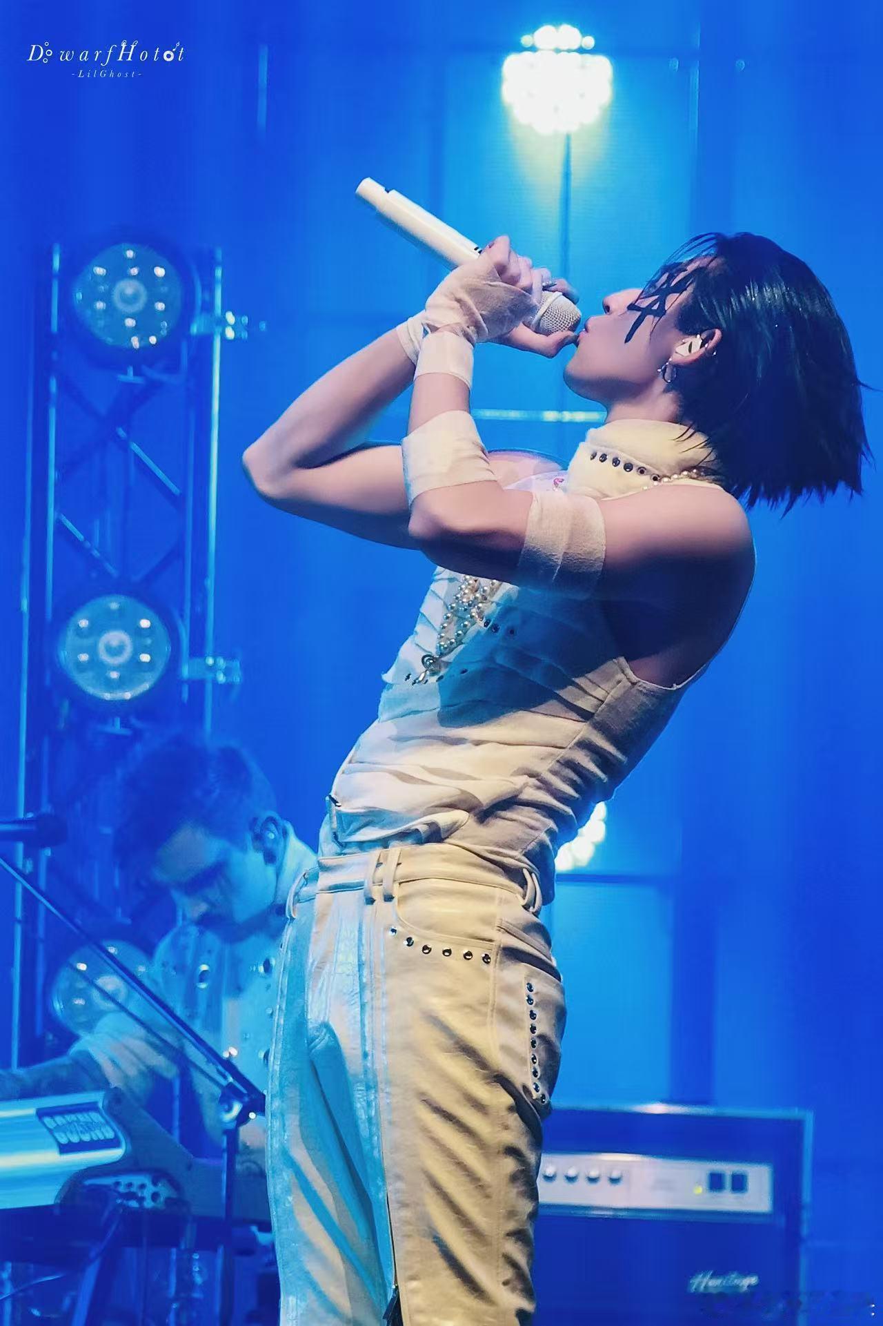 小鬼海外巡演新专首唱 整场演出编排紧凑看点十足，从曲目选择到舞台呈现都精心规划，