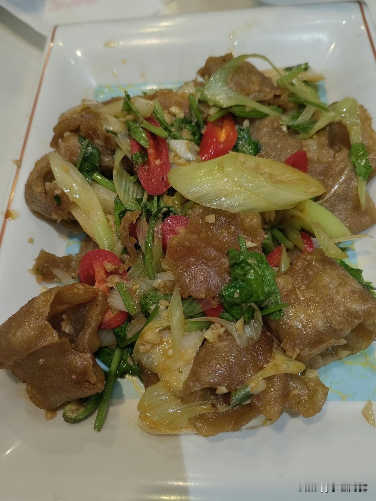 拷栳佬原来就是妙面皮

在晋中大地逛了几天，随处可见的食品之一就是拷栳栳，第一次