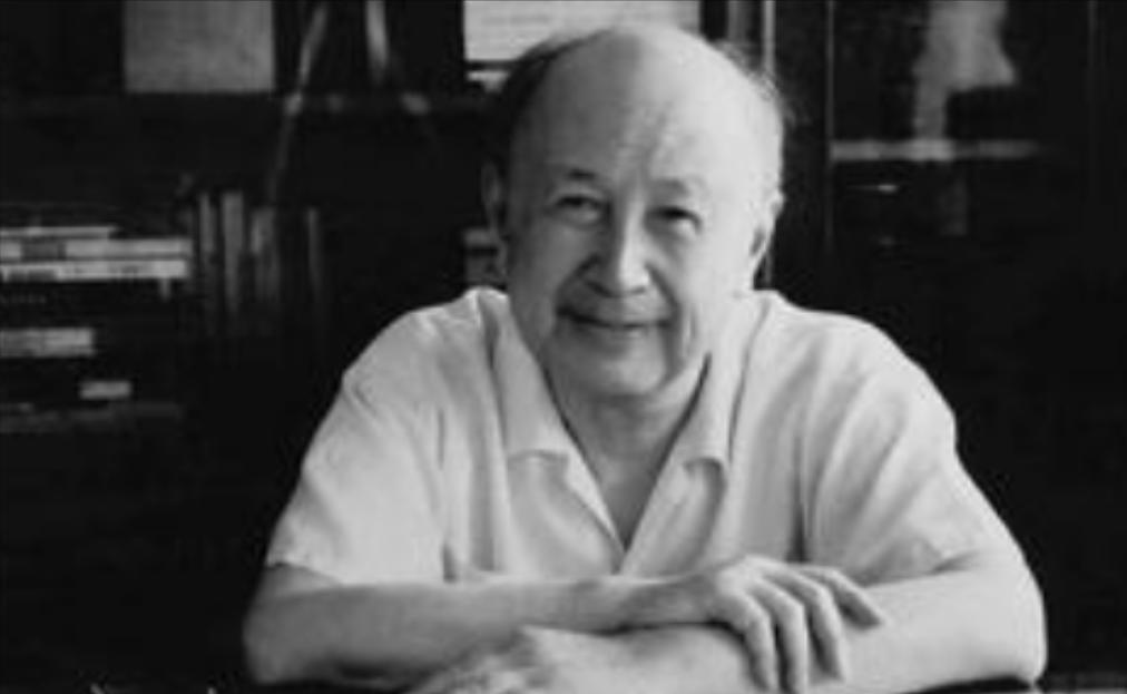 1964年冬夜，钱学森筷子尖悬在鸡肉上方半寸，突然厉喝：“别动！有苦杏仁味！”警