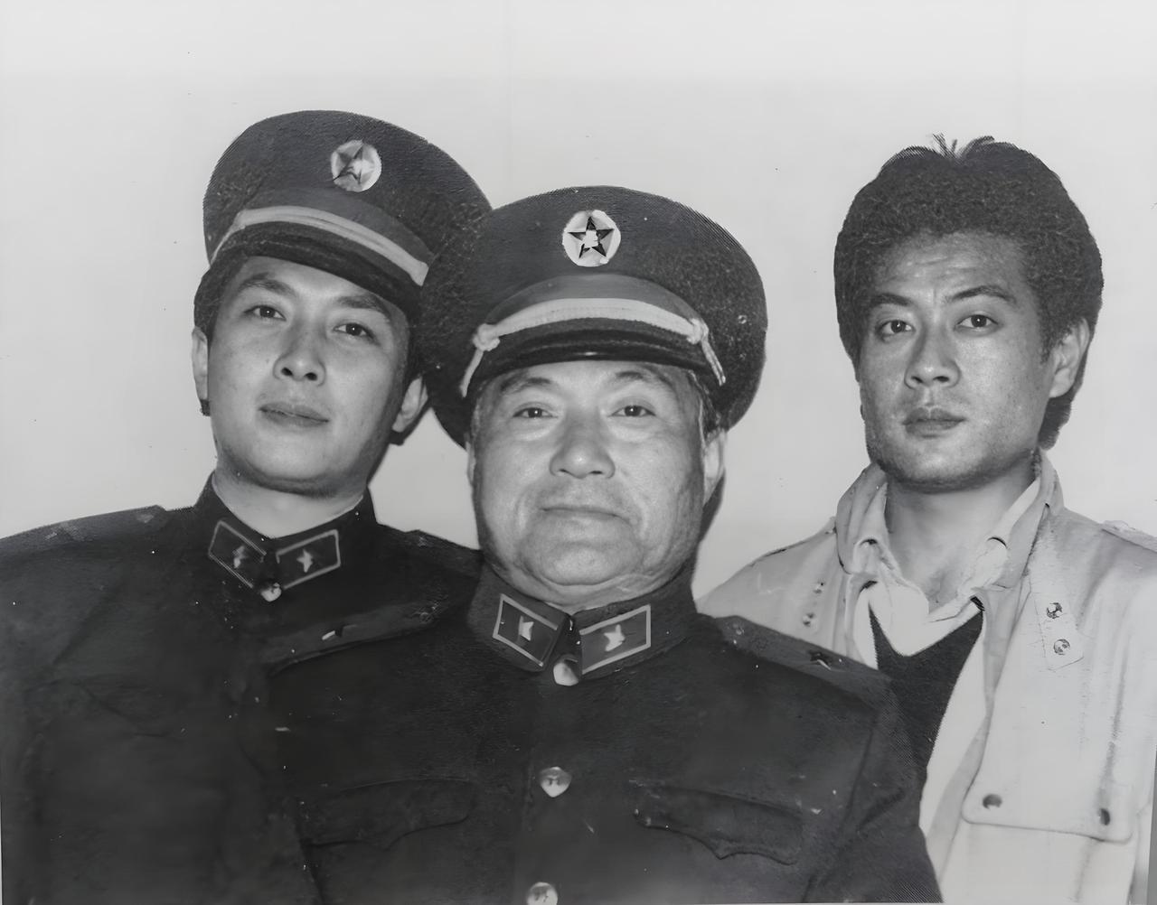考验老一辈影迷的时候到了！这张泛黄旧照里三位八一厂演员，你能全部叫出名字吗？评论
