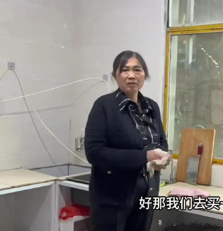 小松这次回来主要任务是巴中的家里装修一下，新年准备办大婚礼仪，丈母娘来巴中好几天