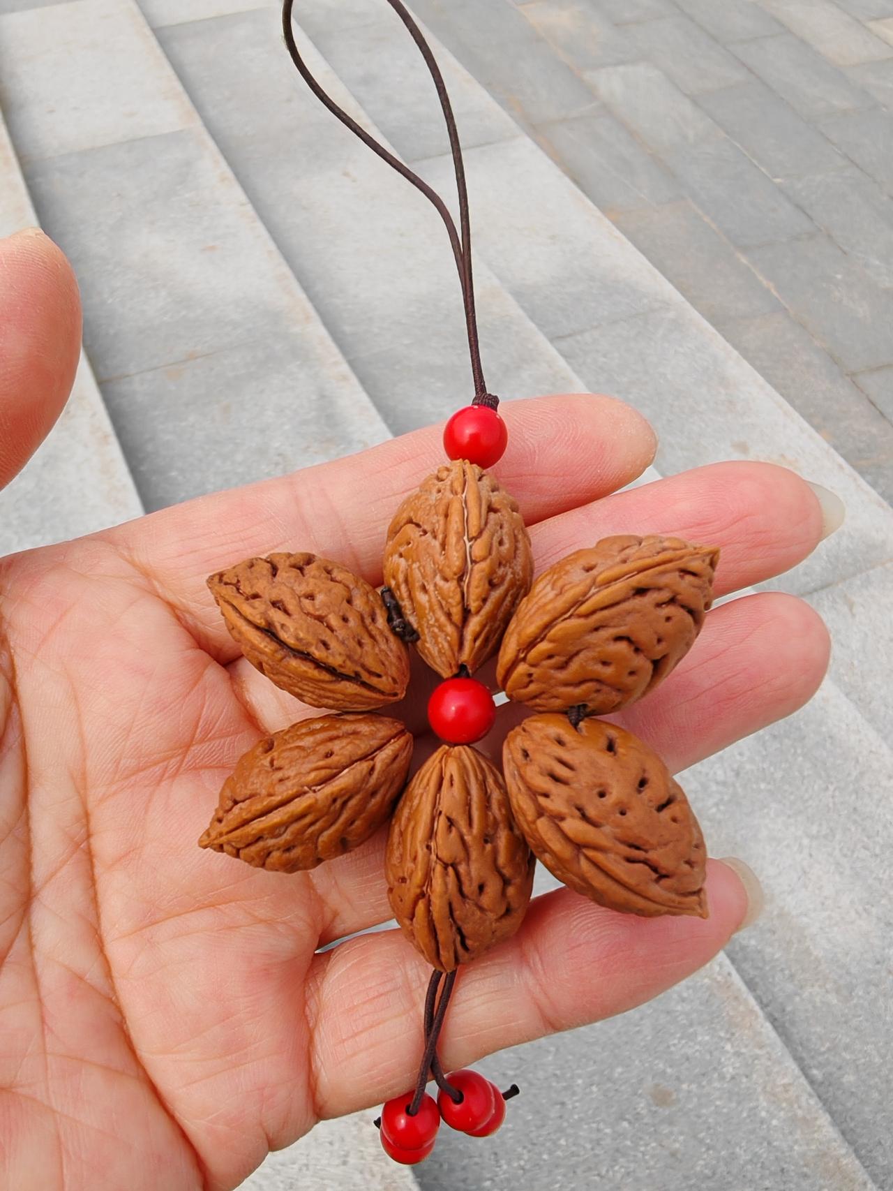 用桃核做朵花，6枚花瓣66顺。
这种碧桃油性大，上色快，盘了两个小时，颜色就变得