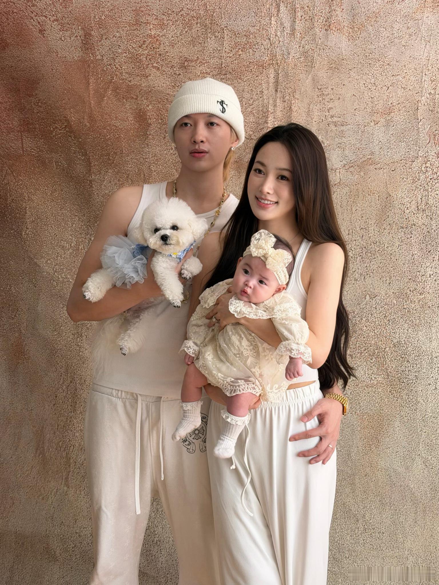 👩🏻🐩👶🏻👱🏻 