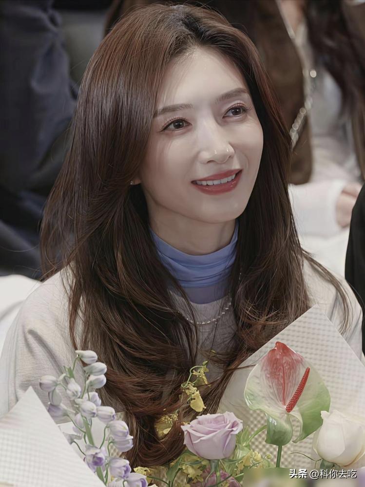 都以为胡歌娶了个小助理，其实是给自己请了个COO。放弃女明星江疏影，这笔账，他算