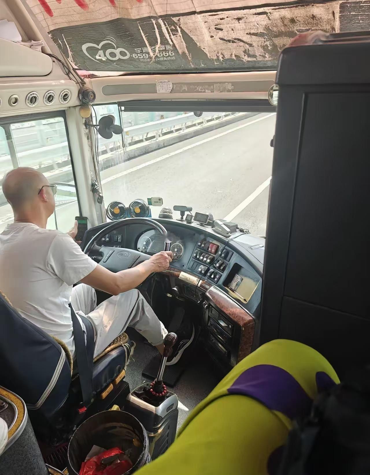 大巴车司机为啥开车不犯困啊？我坐车的时候闲的没事干和司机聊天，得知这个司机一天最