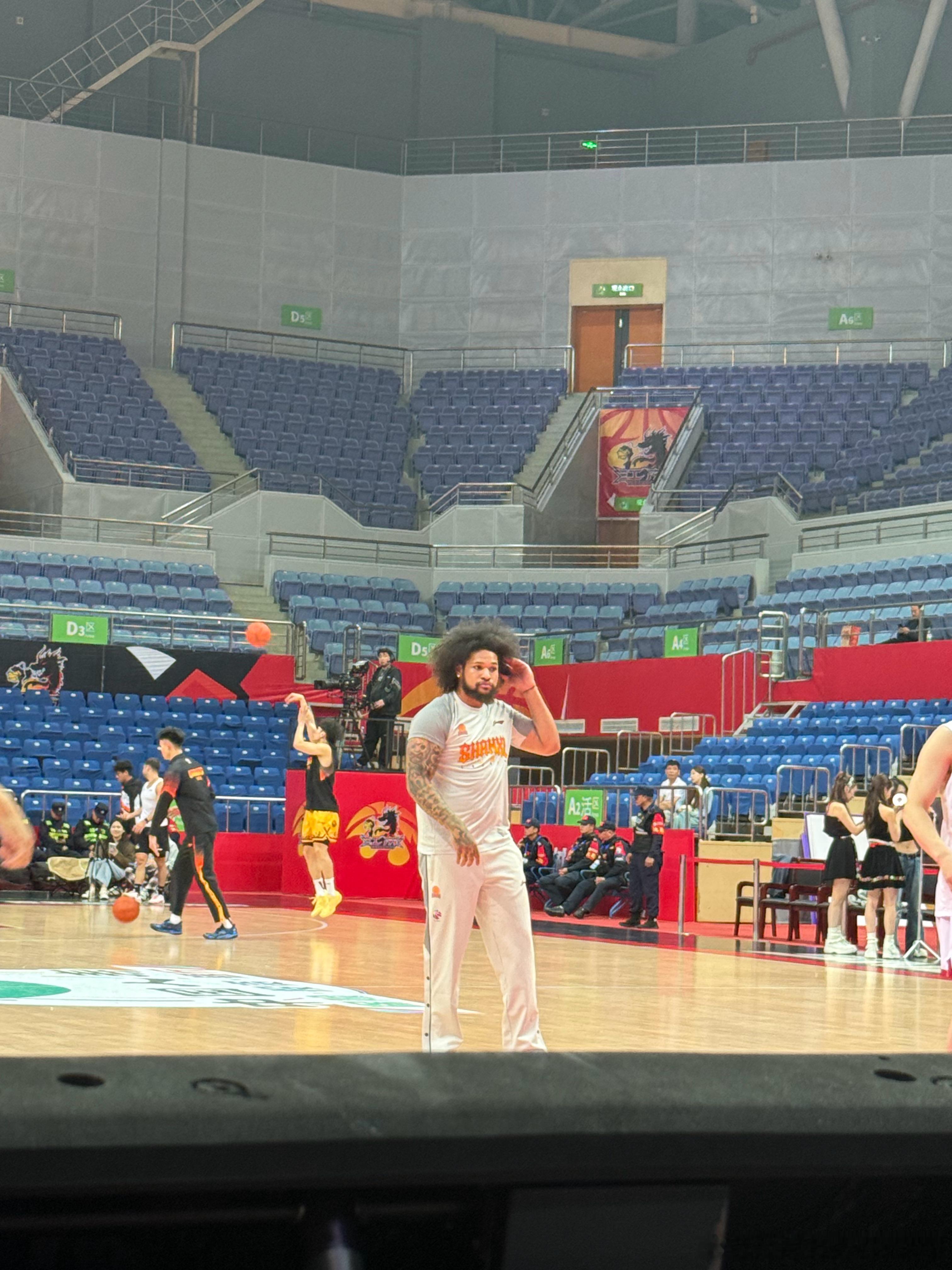 前方传来消息，尼宝正在热身！！！