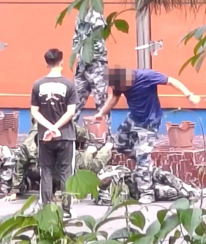 男子邓枫有一个18岁的女友小曼，今年4月，他突然联系不到小曼了。

直到有一天，