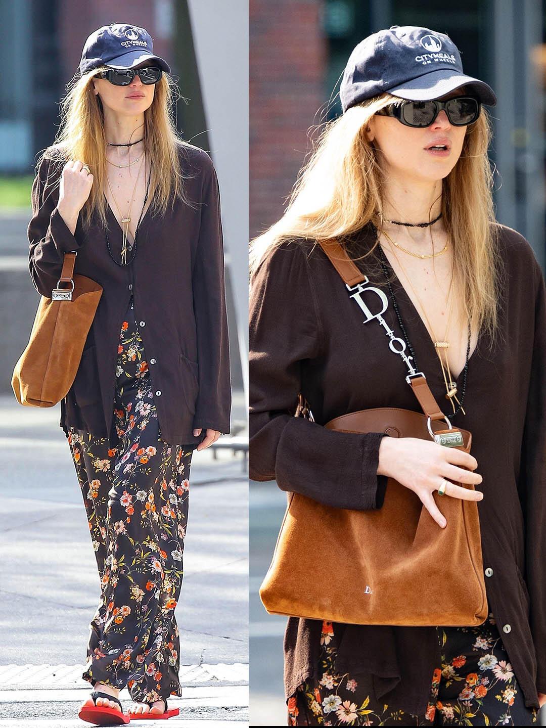 JenniferLawrence 纽约街拍，这一套随性温柔！深棕Ⅴ领开衫松弛感拉