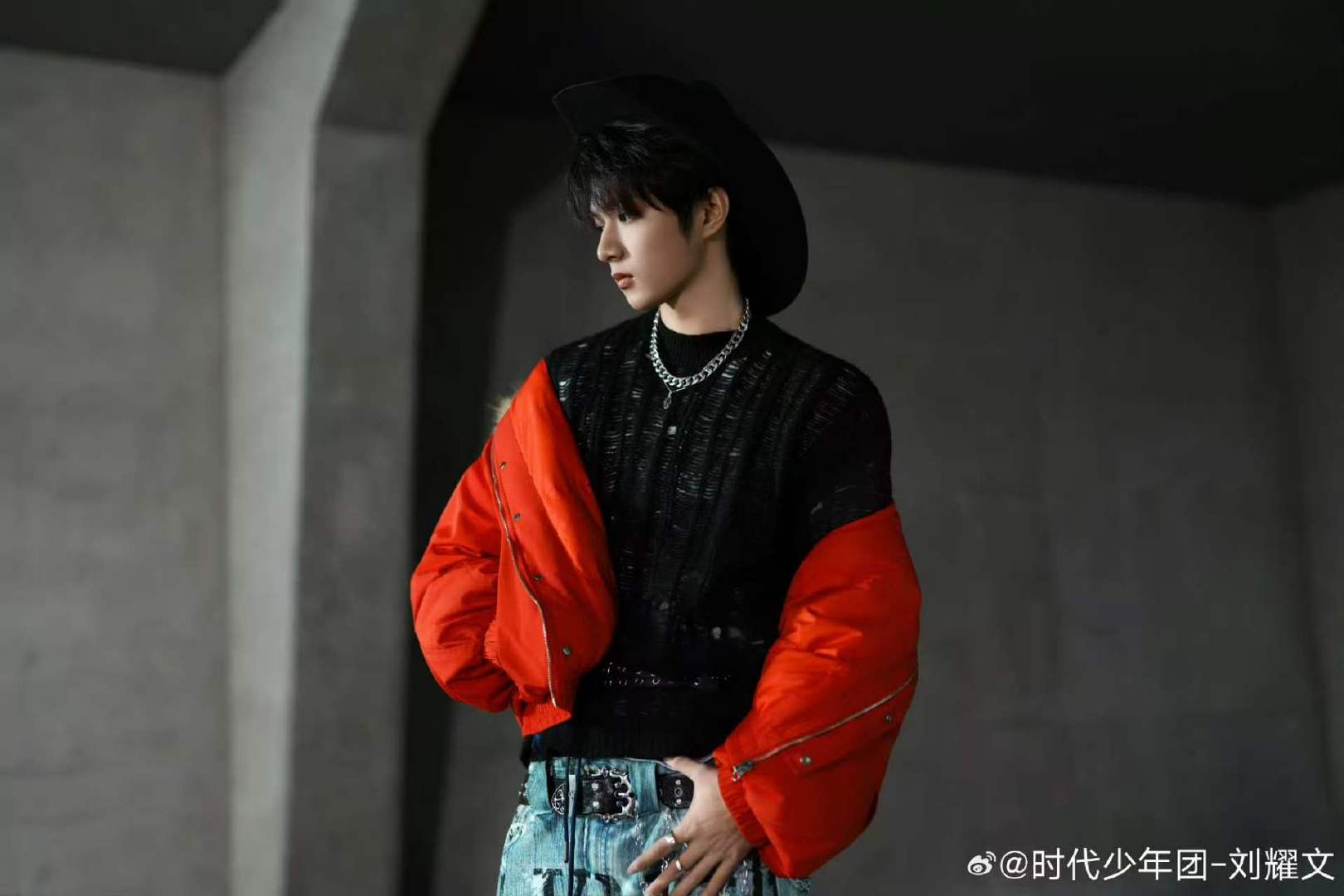 刘耀文刘耀文红黑撞色牛仔帽要多好玩的幕后才算好玩啊刘耀文过两天来发个好玩的幕后