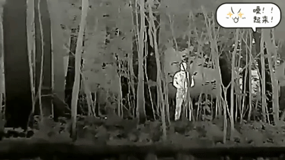 俄军测试防热成像隐身衣，据说应用最新材料，轻薄方便携带，最轻只有350克。能让热