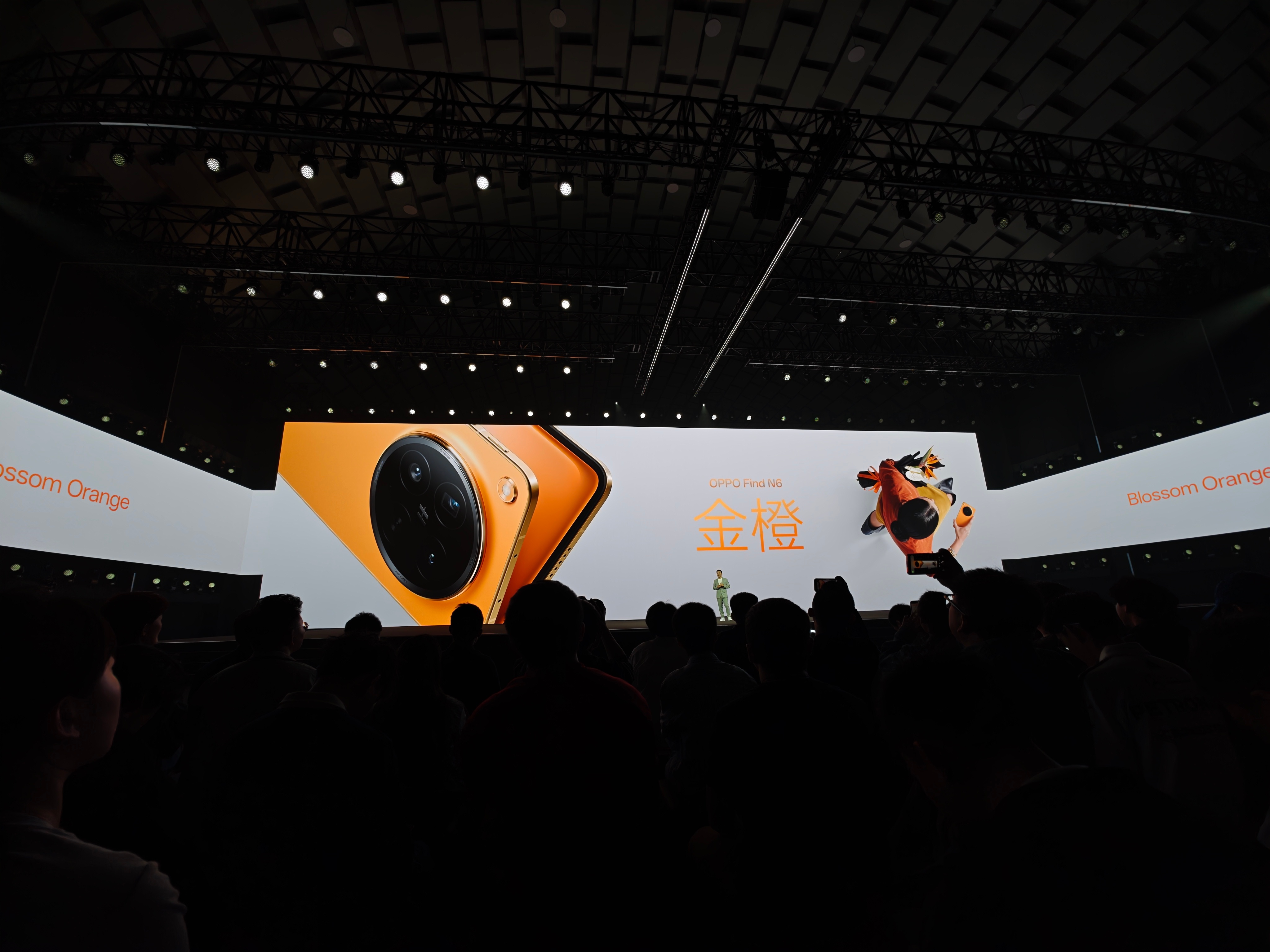 OPPO Find N6发布会开始了，这机器提供原钛、深黑、金橙三种配色，外屏边