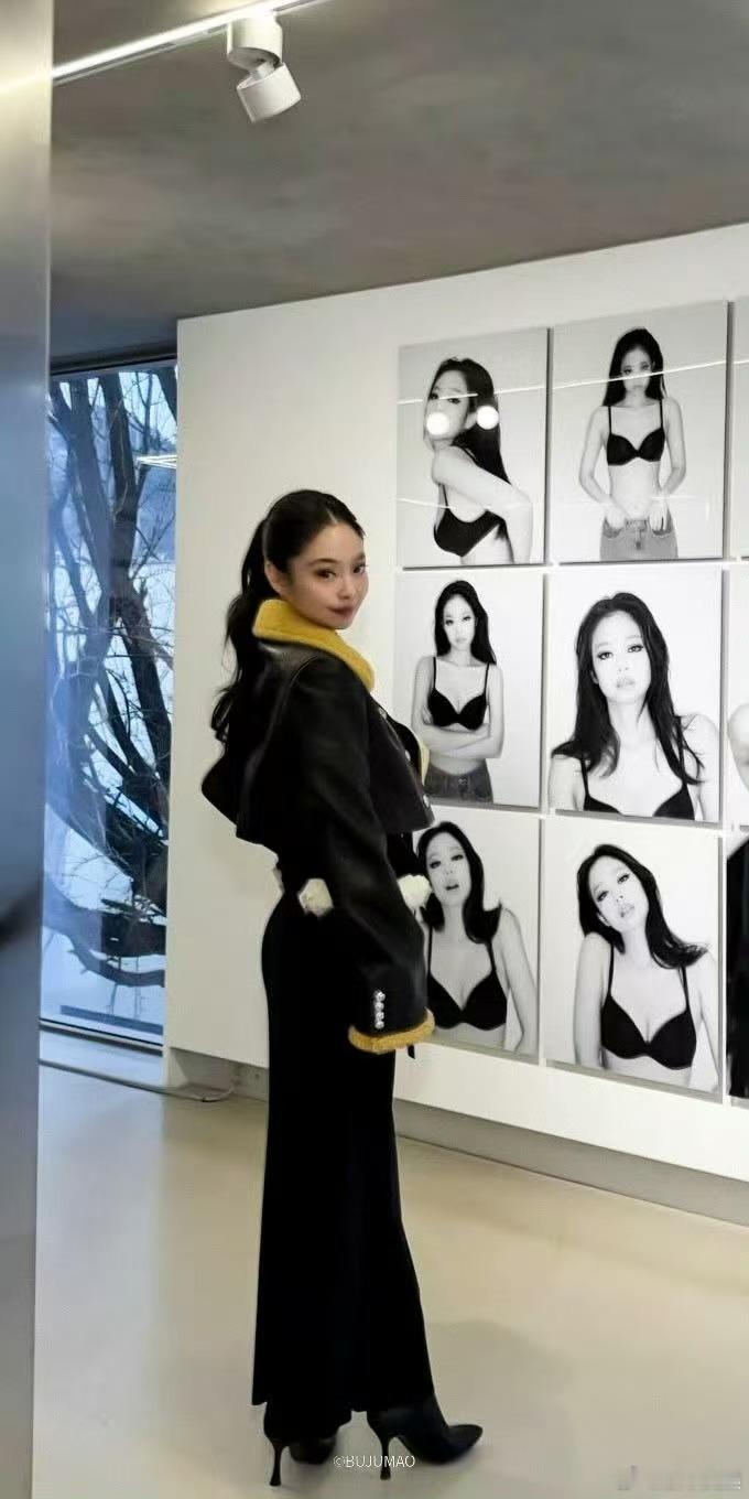 Jennie的个人摄影展Jennie打卡自己的摄影展Jennie打卡自己的摄影展