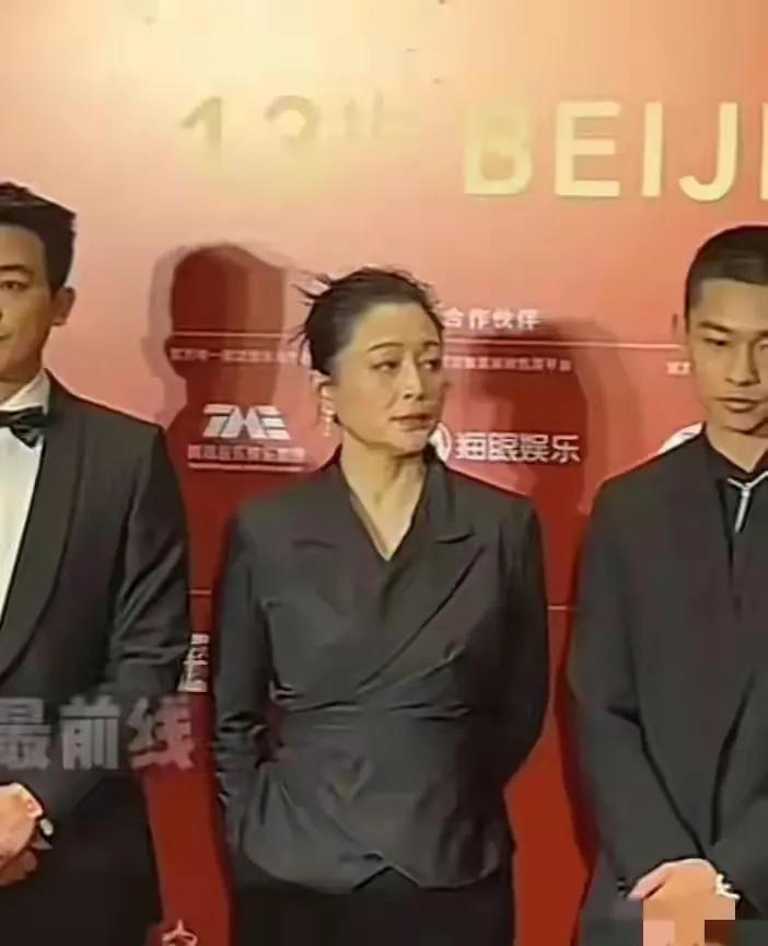 大美女陈红怎么老成这样了？都说她撞脸倪萍，其实没有老了以后的倪萍好看。

陈红年