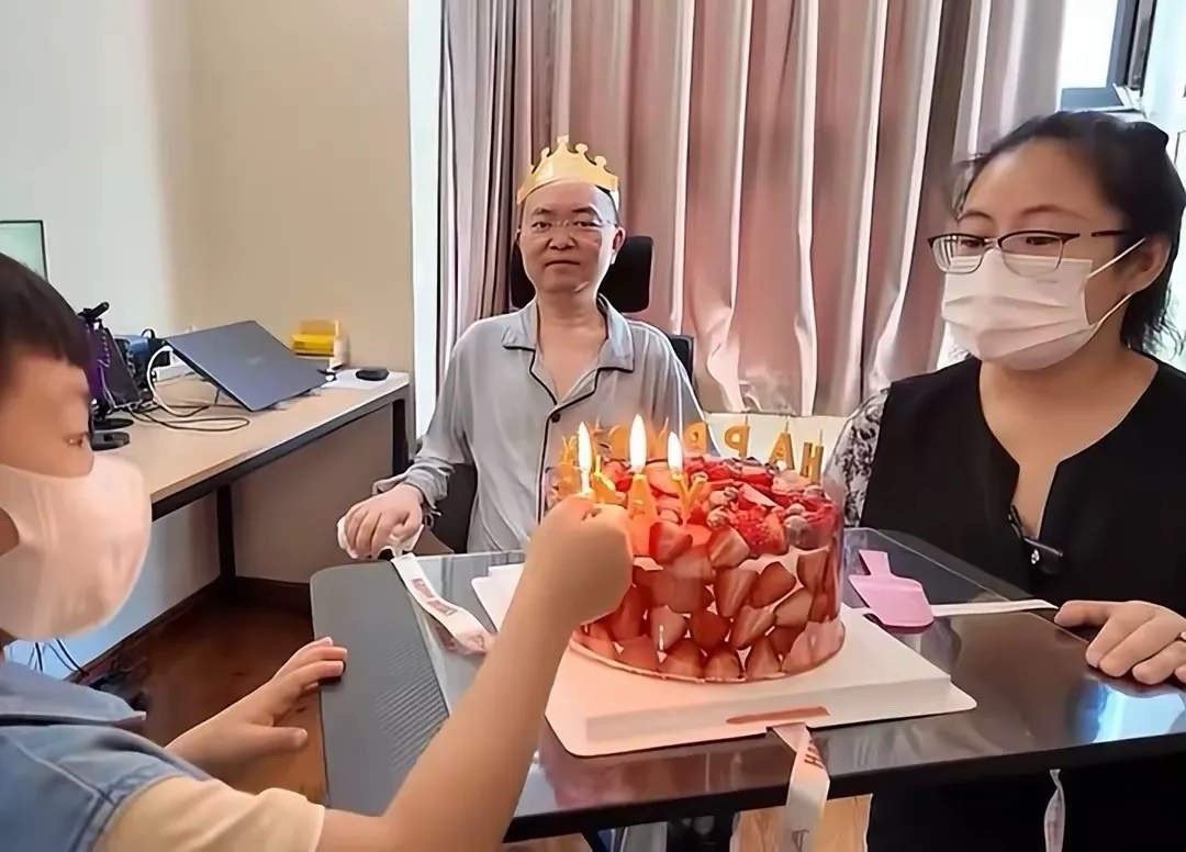 蔡磊抗渐冻症6年妻儿为他过47岁生日 蔡磊与渐冻症抗争6年 妻儿为其庆生5月25