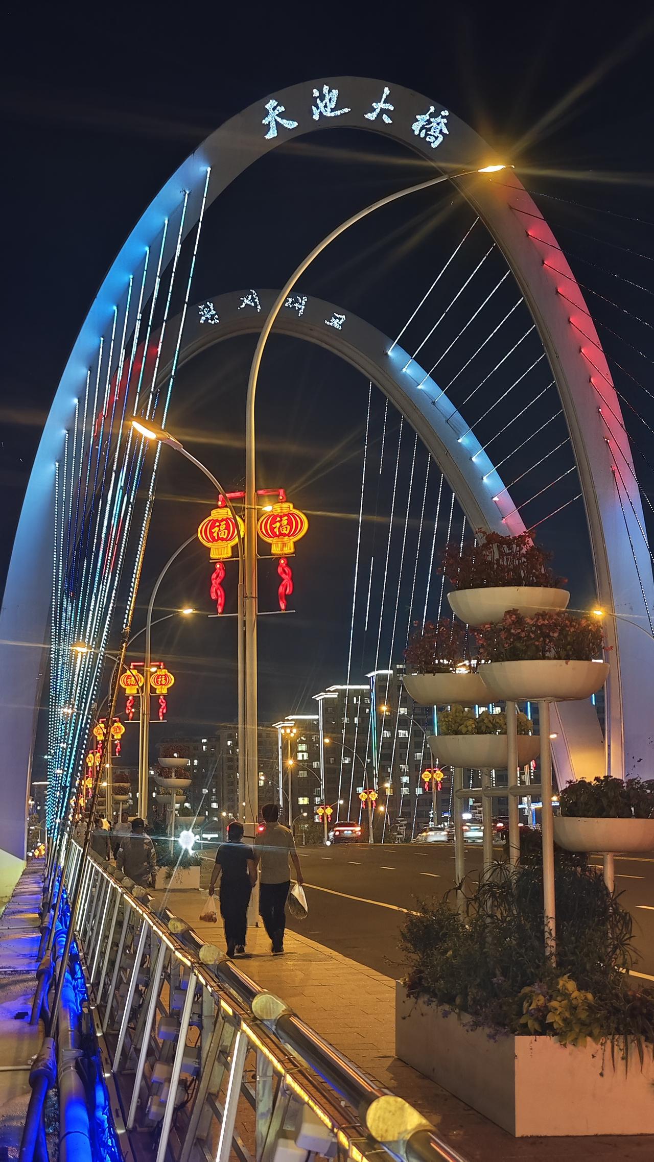延吉的夜色好美啊！第一次来延吉，没想到延吉用一场大雨加冰雹欢迎我们，搞得声势好大