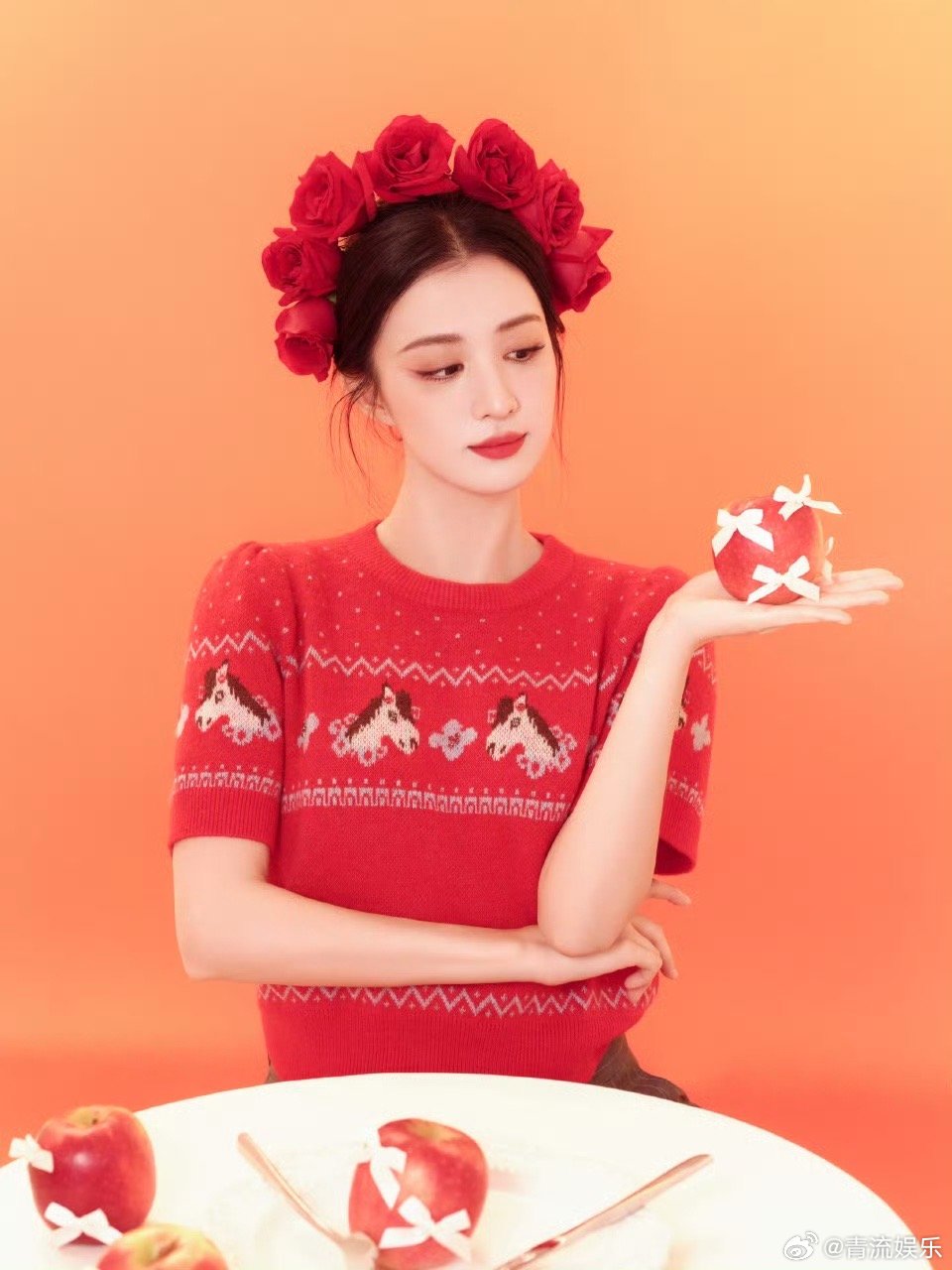 王楚然王楚然红色簪花 花簇簪云鬓，星火照佳人。定格上元之夜的绝色，共祝人间好时节