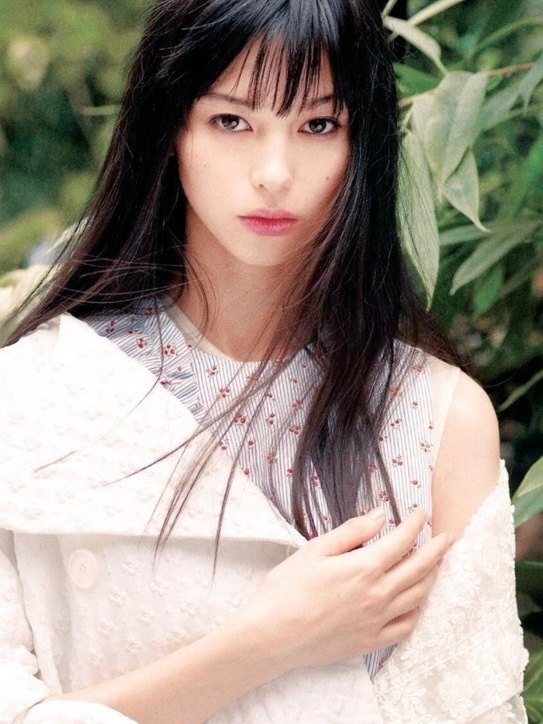 2018年，摄影师奥山由之镜头下的中条彩未。 