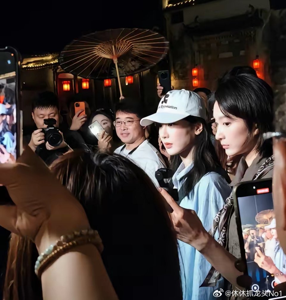 杨紫夜游宏村，一次夜游，直接带火一座城。6月3日晚，她穿着休闲装，没带保镖，没走