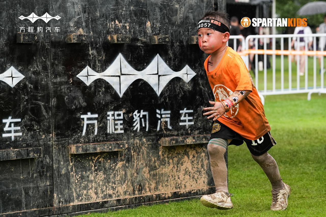 并肩作战，无惧风雨
在斯巴达勇士赛 上收获蜕变
与方程豹汽车豹8 豹力同行
见证