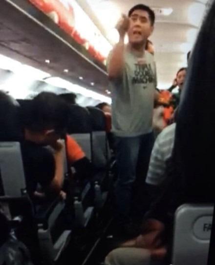 旅客至上不等于机闹至上。
近两年多起机闹事件引发公众关注：有因行程纠纷打砸值机柜