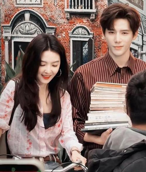 甜度爆棚！王安宇一把抱起章若楠上墙头，这对CP我磕到停不下来！🔥

刚刚刷到《