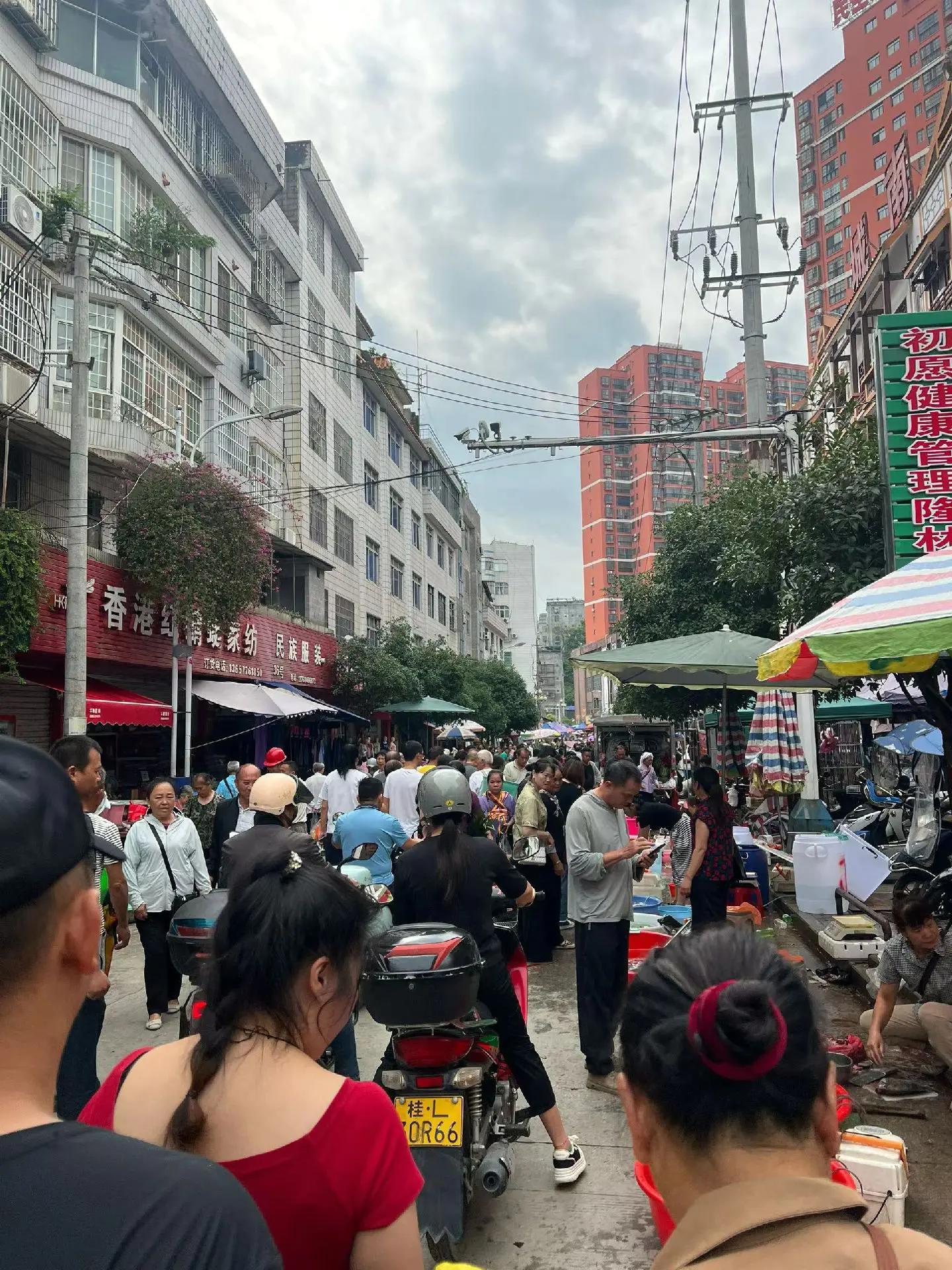 今天过节来赶集的人好多人呢！有没有在同城的？就来约奶茶交个朋友了！😂🌹❤️？
