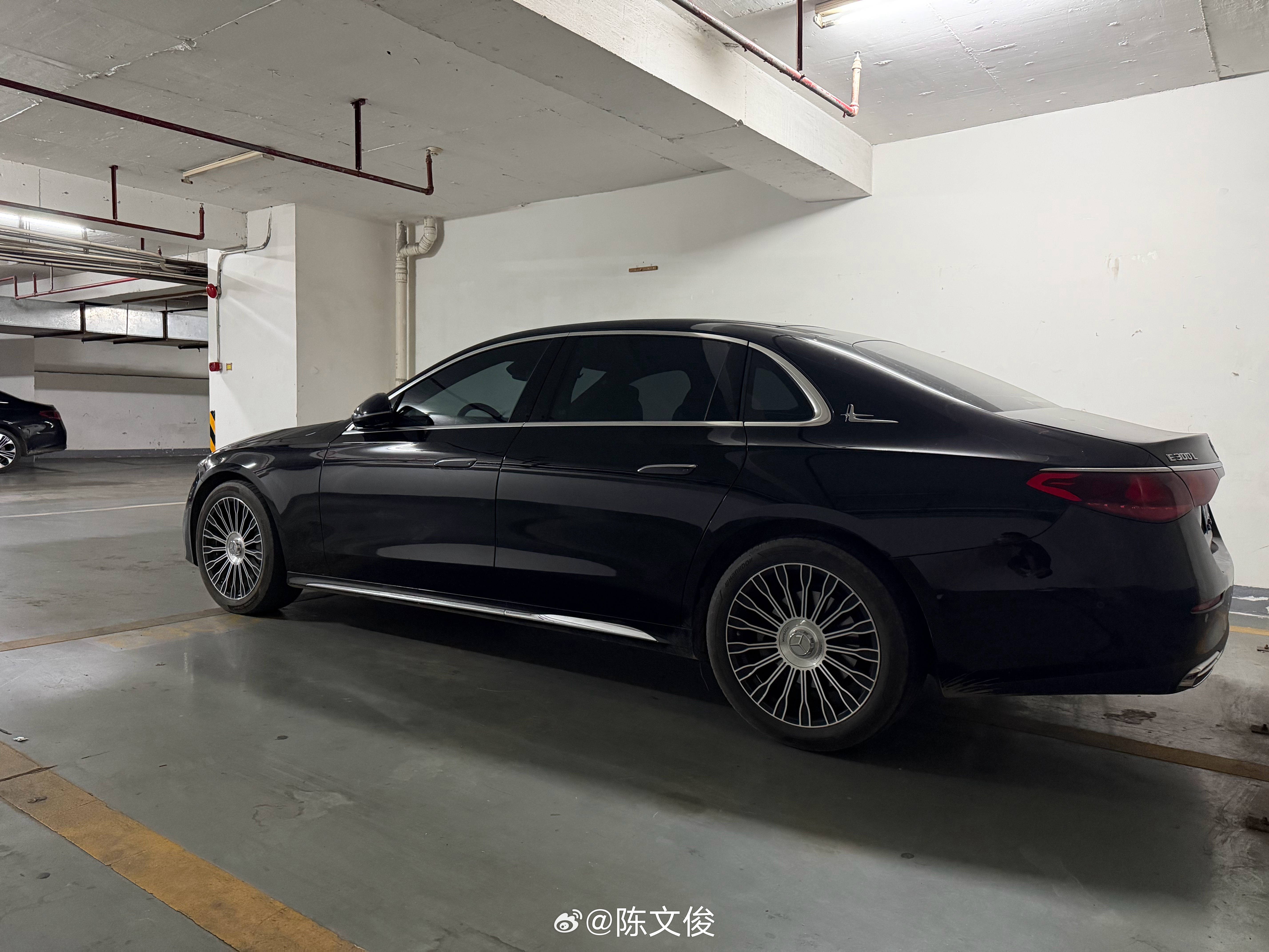 E300 的线条真是好看、舒服！值得我拿张凳子在旁边好好欣赏。当时我如果没买 L