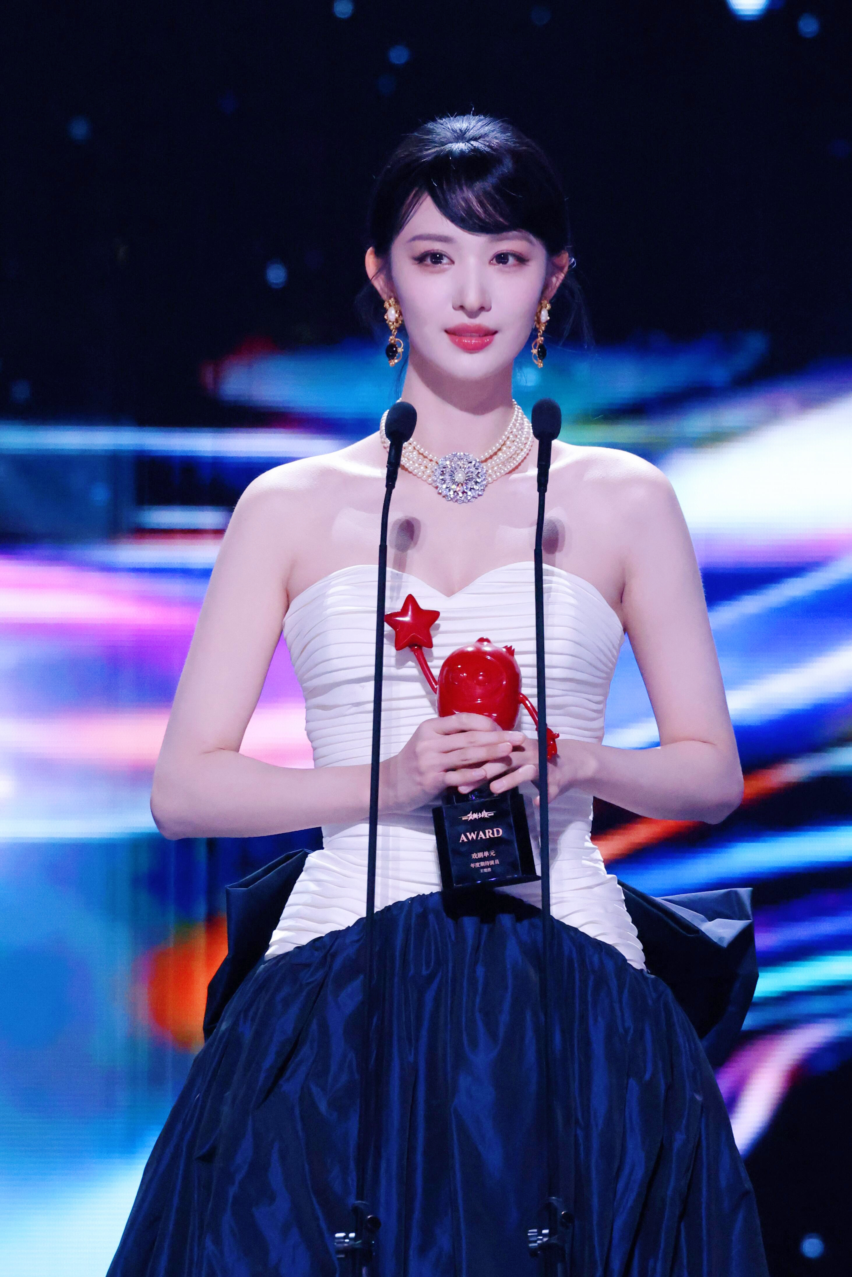 让珍珠都黯然失色的美貌，每次看到王楚然这组图都忍不住要保存！